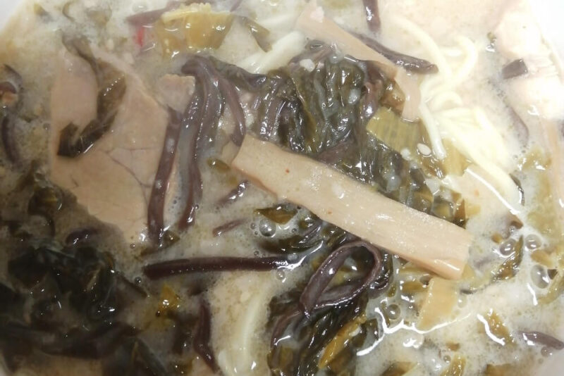 盛り付けた九州豚骨ラーメン