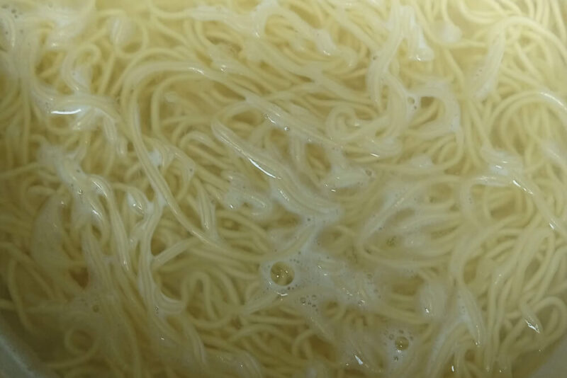 茹でている甘とろラーメンの麺