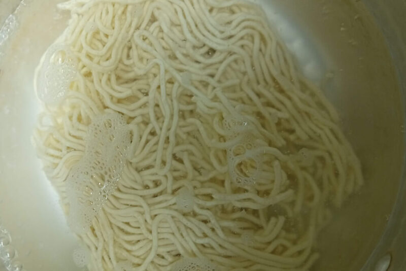 茹でている味噌ラーメンの麺