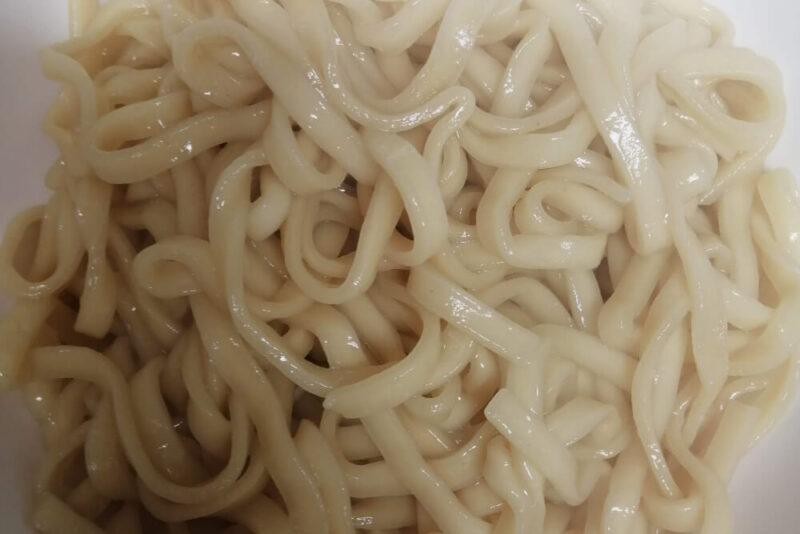 茹でた後の担々まぜそばの麺