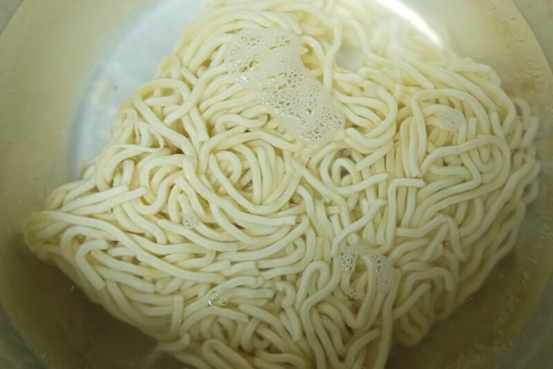 茹でている焼きガララーメンの麺