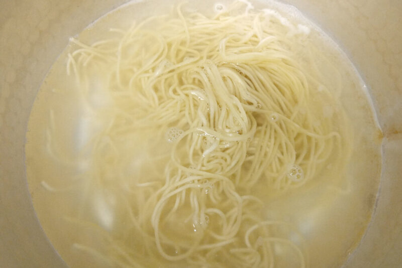 無人餃子江原茹でた麺