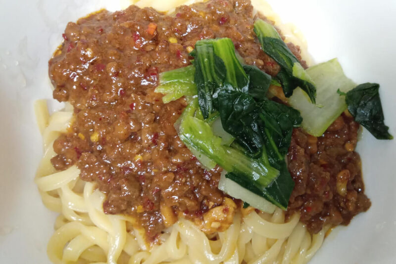 具材を乗せたスパイスカレー旨辛汁なし担々麺