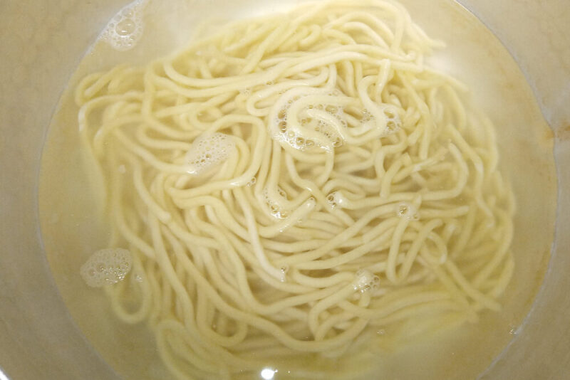 茹でている温故知新のまぜそばの麺