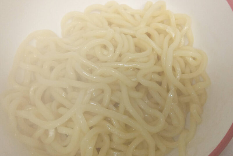 茹でた後の温故知新のまぜそばの麺