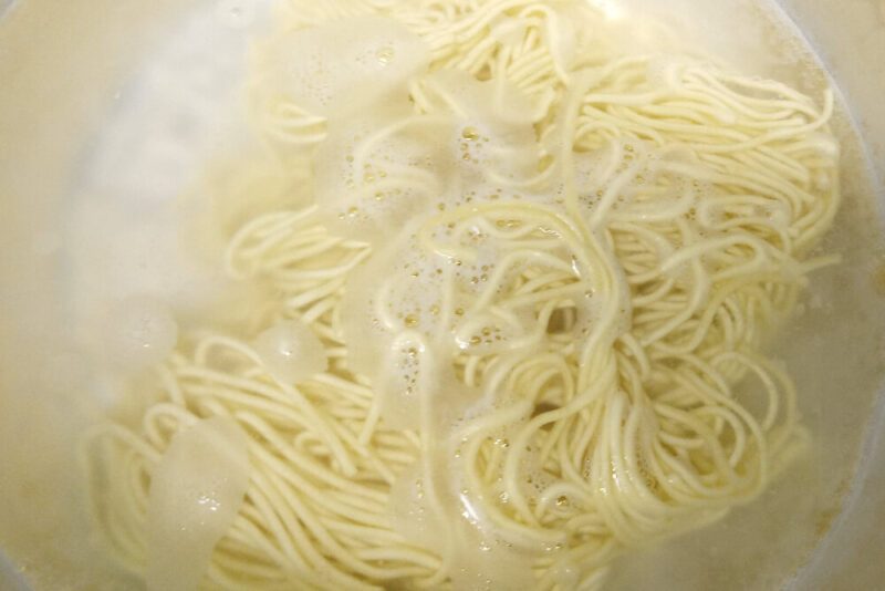 茹でている奈良スタミナラーメンの麺