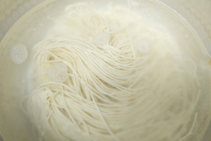 ウルトララーメン大集合　濃厚鶏白湯醤油ラーメンの温めている麺