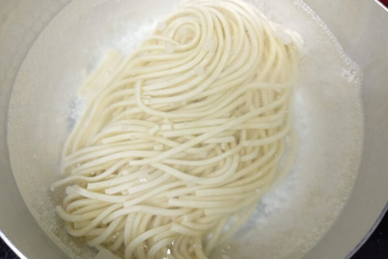 もより市のきらりのつけ麺の温めている麺