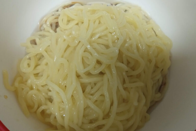 大阪ふくちぁん餃子の油そばの茹でた麺とタレ