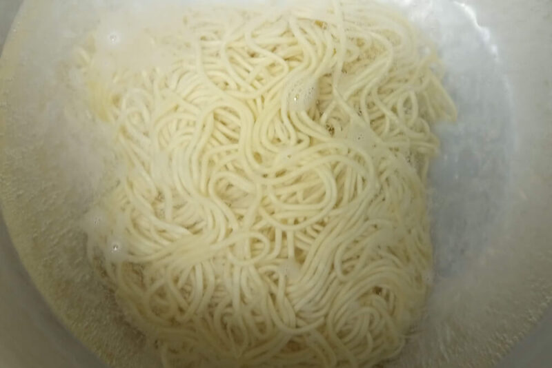 大阪ふくちぁん餃子の冷し担々麺の茹でている麺