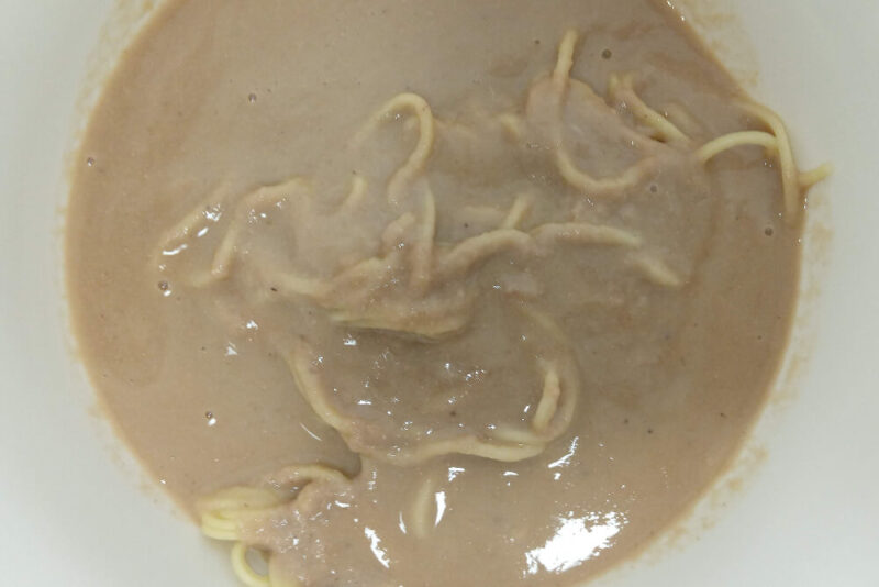 温めた極鶏の鶏抱くの麺とスープ