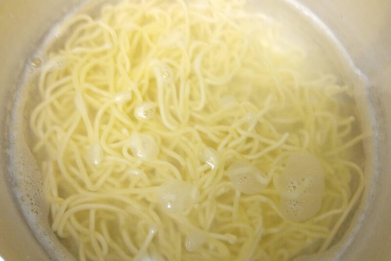 オオタメンの温めているパスタの麺