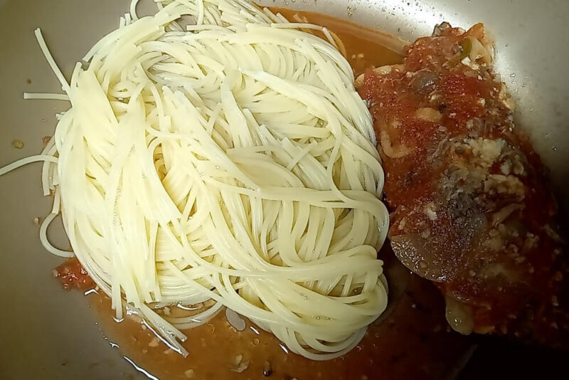 パスタと牛哲の和牛テールのトマトソース