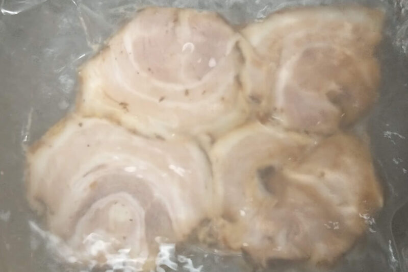 大阪ふくちぁん餃子の温めている黒チャーシュー