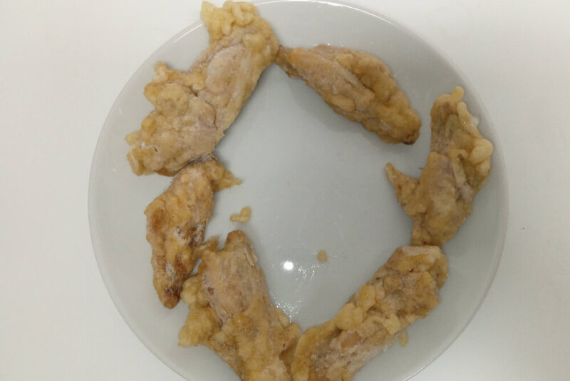 温める前の大阪ふくちぁん餃子のエスニック風手羽中唐揚げ