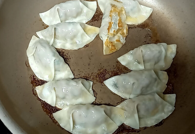 たかつき駅前自販機プレイスの焼けたまぐろ餃子